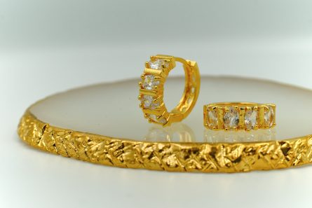 KISS ME EARRINGS - Image 3